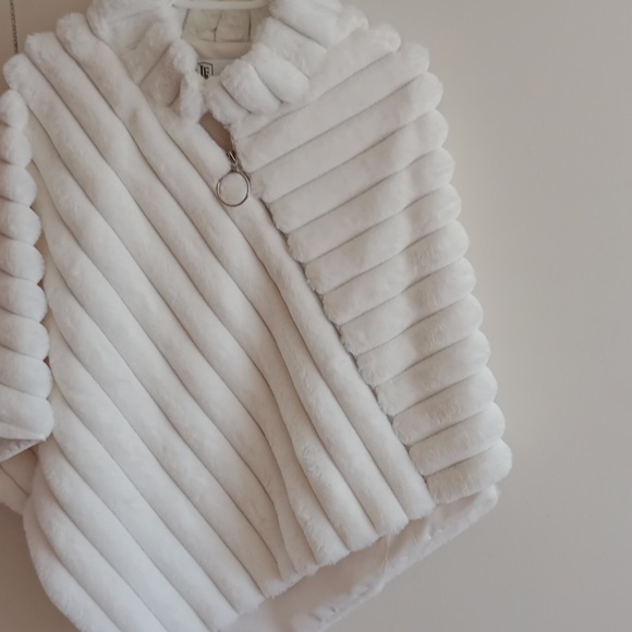 LA FIORENTINA White Faux Fur  Poncho - Picture 4 of 11